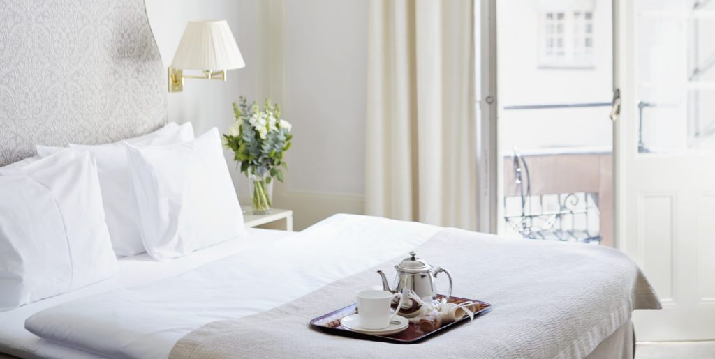 Standard queen room Hotel room Hotel Diplomat