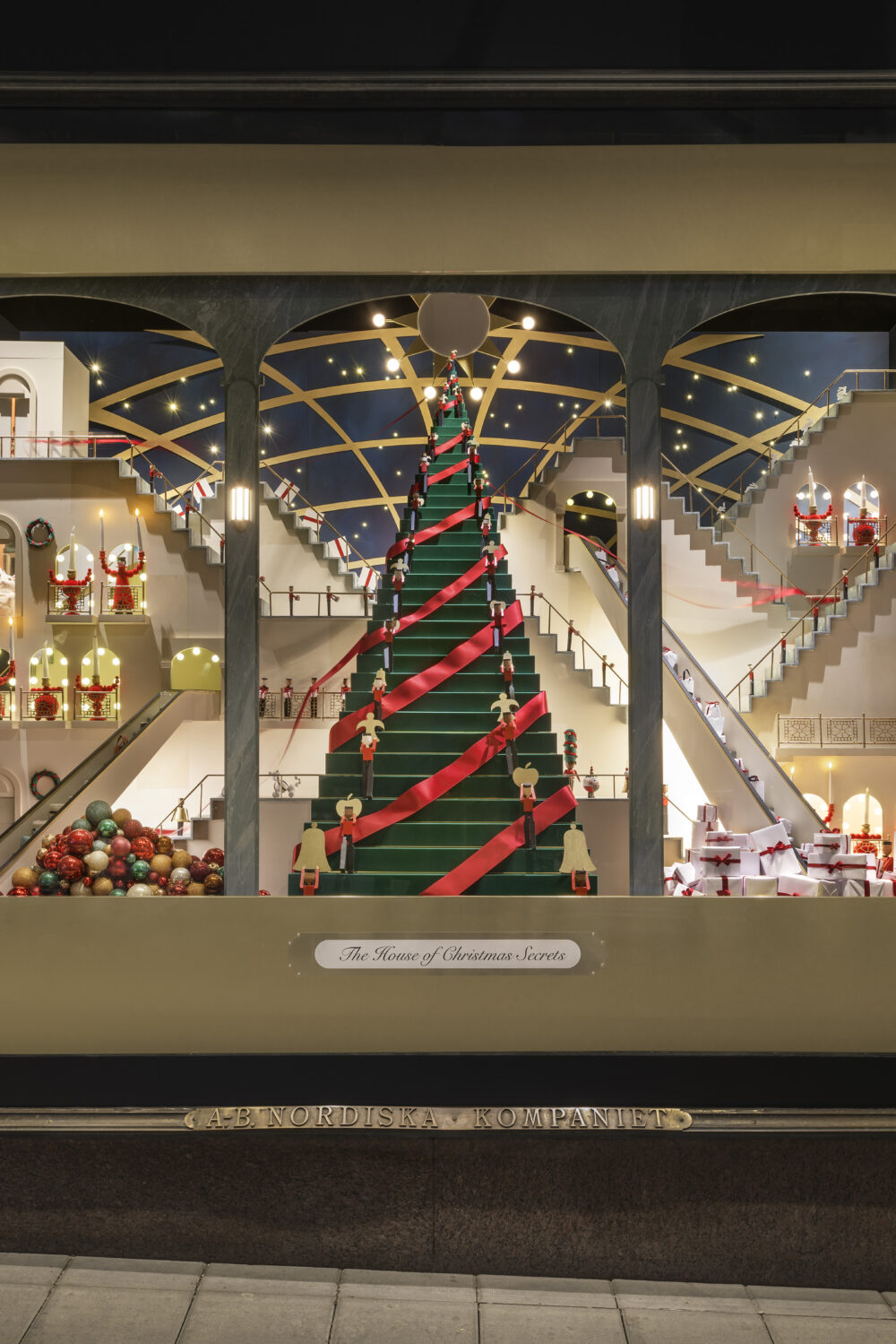 CHRISTMAS WINDOW DISPLAYS AT NK